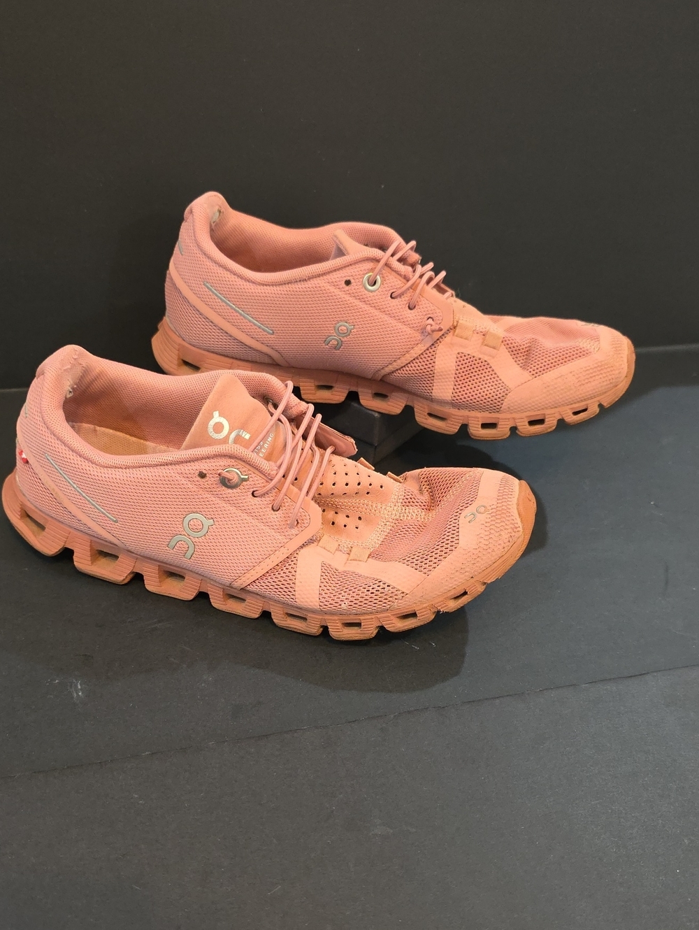 On Running Cloud Women’s Coral Athletic Cloud-Style Sneakers Size 8